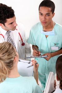 4 Nurses and/or doctors are standing and talking