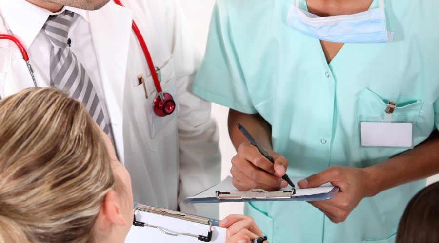 4 Nurses and/or doctors are standing and talking