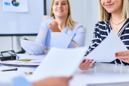 2 Woman and man are sitting talking