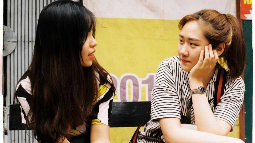 A Mentor or a Coach Understanding the Differences and Benefits 2 ladies are sitting and talking