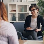 2 Woman are sitting in an office and talking