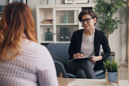 2 Woman are sitting in an office and talking