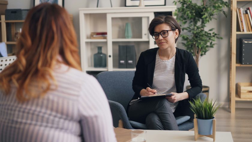 2 Woman are sitting in an office and talking