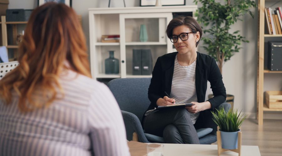 2 Woman are sitting in an office and talking