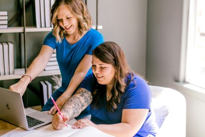 2 Woman are in an office and talking