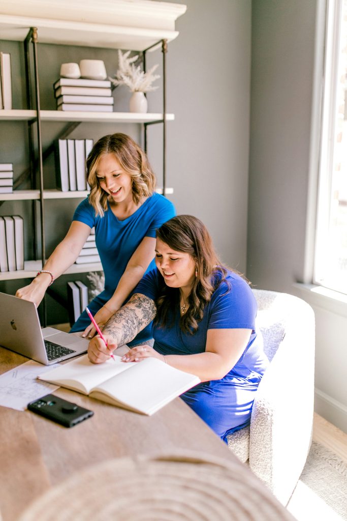 2 Woman are in an office and talking